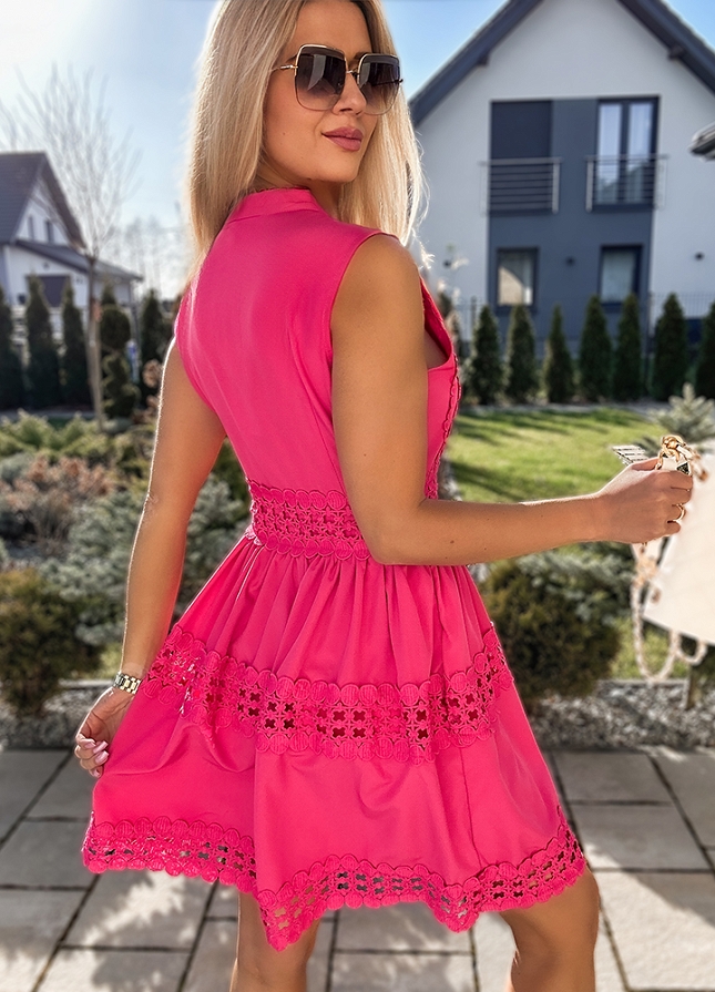 Elegancka różowa sukienka z koronkami na ramiączkach - M888
