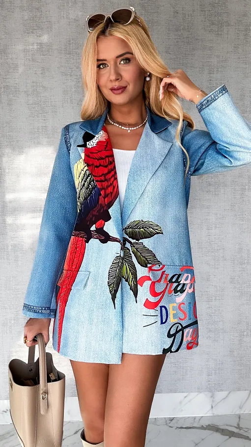 Wiosenna marynarka w jeansowym princie OVERSIZE z kolorową papugą - P505A