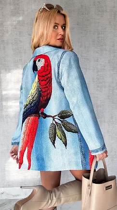 Wiosenna marynarka w jeansowym princie OVERSIZE z kolorową papugą - P505A