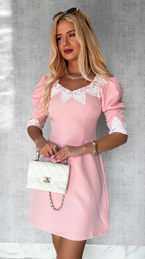 Elegancka różowa sukienka z białą koronką - P551A