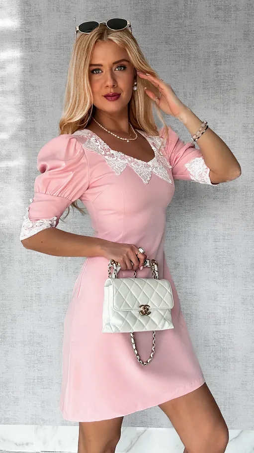 Elegancka różowa sukienka z białą koronką - P551A