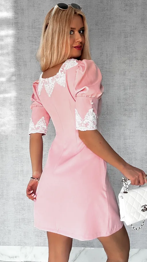 Elegancka różowa sukienka z białą koronką - P551A