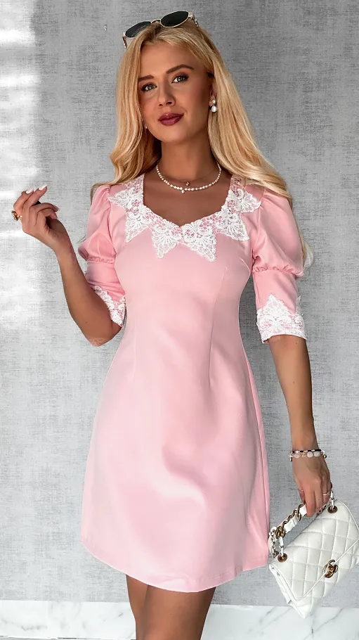Elegancka różowa sukienka z białą koronką - P551A