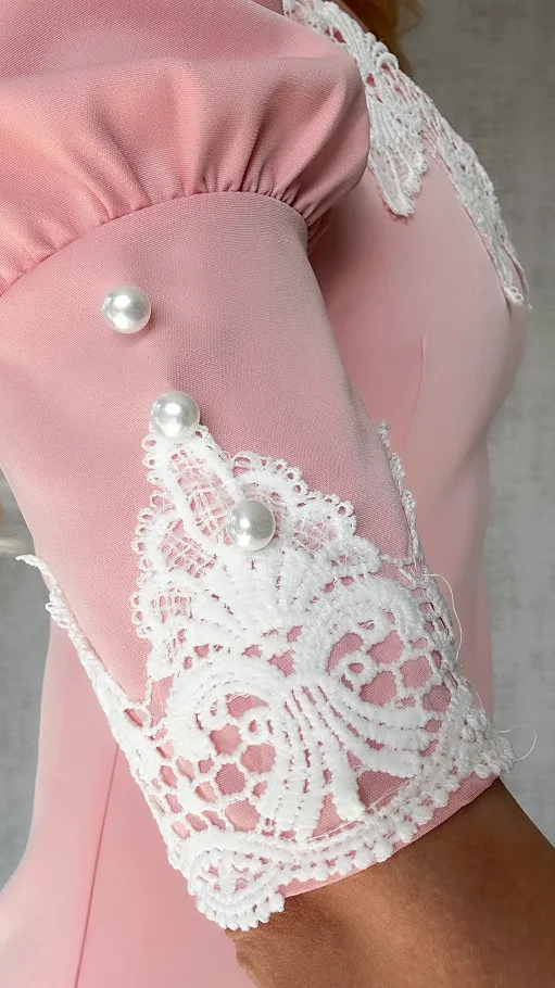 Elegancka różowa sukienka z białą koronką - P551A