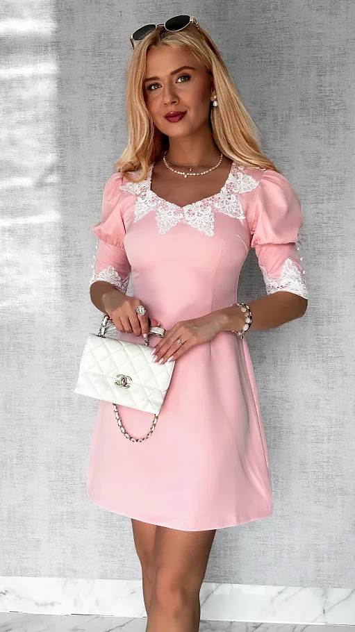 Elegancka różowa sukienka z białą koronką - P551A