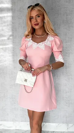 Elegancka różowa sukienka z białą koronką - P551A