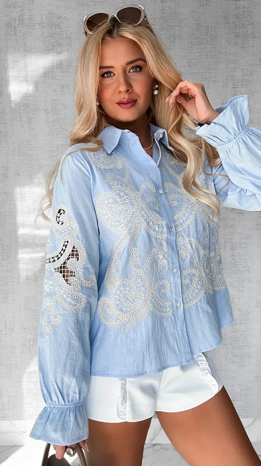 Bawełniana błękitna koszula haftowana i ażurowa ONE SIZE - P493B