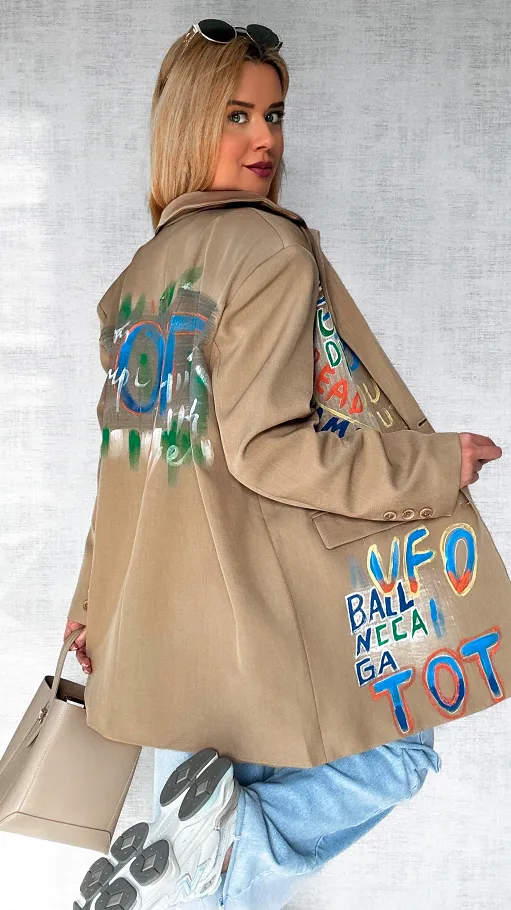Idealna beżowa marynarka z kolorowym graffiti OVERSIZE - P552A