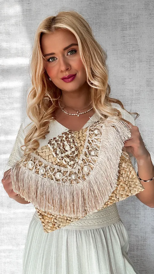 Piękna słomiana torebka BOHO z frędzlami i złotymi dodatkami - P671