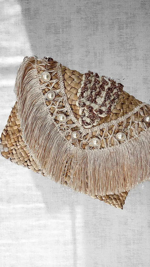 Piękna słomiana torebka BOHO z frędzlami i złotymi dodatkami - P671