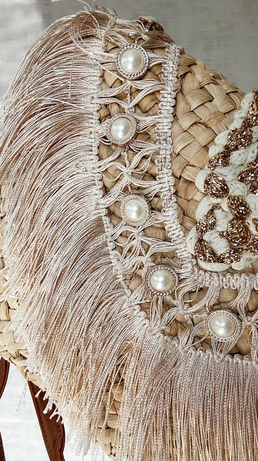 Piękna słomiana torebka BOHO z frędzlami i złotymi dodatkami - P671