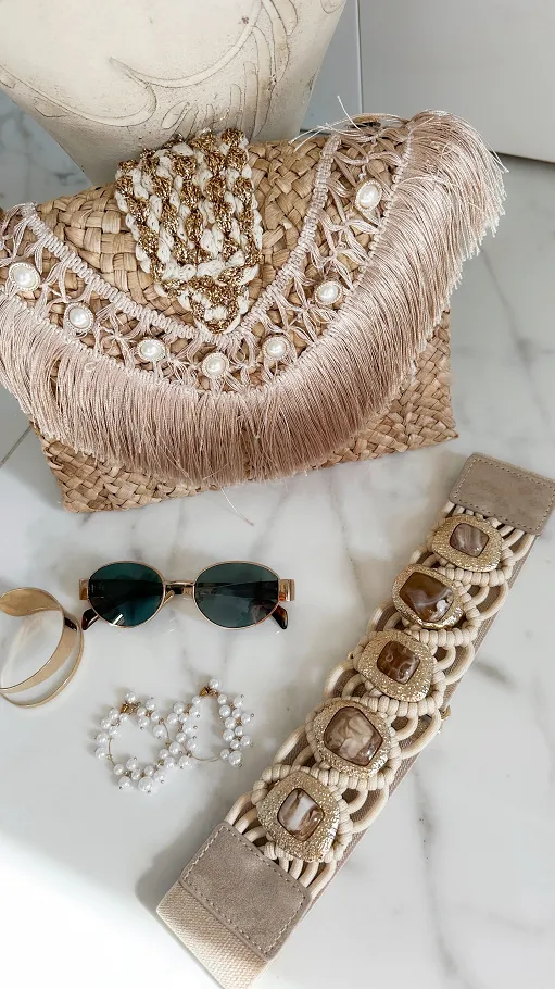 Piękna słomiana torebka BOHO z frędzlami i złotymi dodatkami - P671