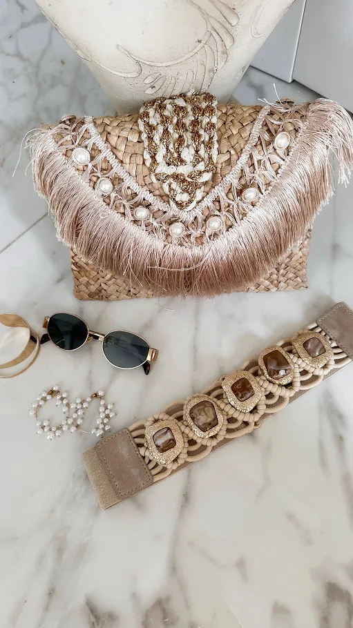 Piękna słomiana torebka BOHO z frędzlami i złotymi dodatkami - P671