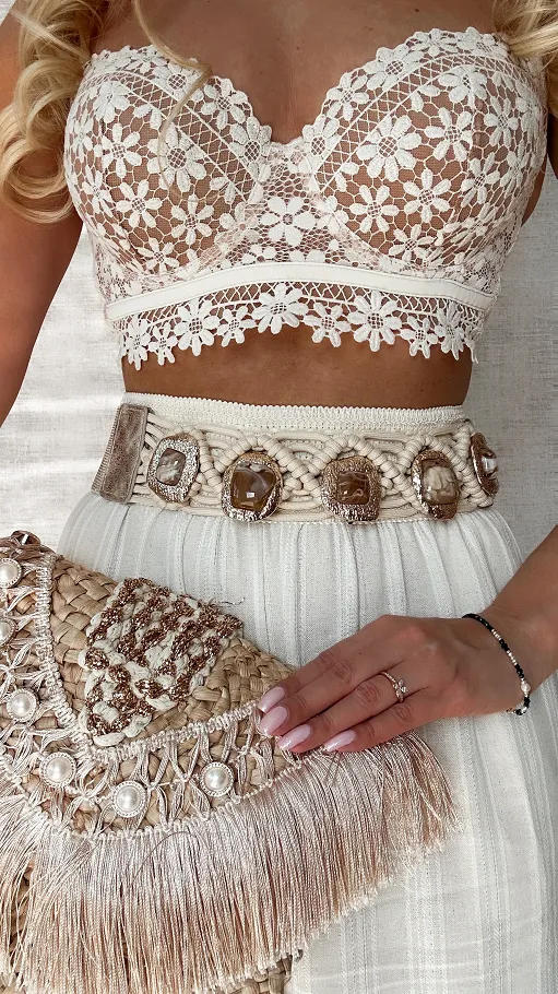 Piękna słomiana torebka BOHO z frędzlami i złotymi dodatkami - P671