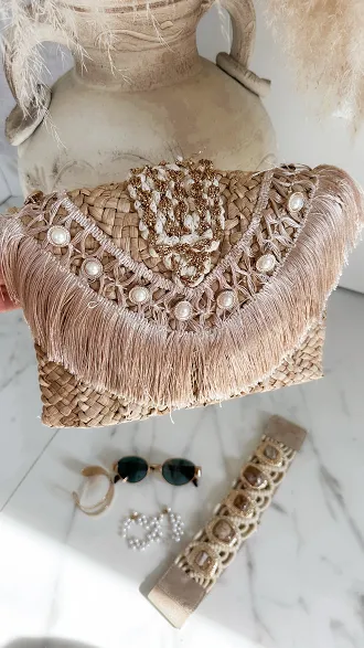 Piękna słomiana torebka BOHO z frędzlami i złotymi dodatkami - P671