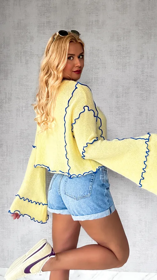 Żółty wiązany sweter wiosenny z niebieskim wykończeniem - P255B