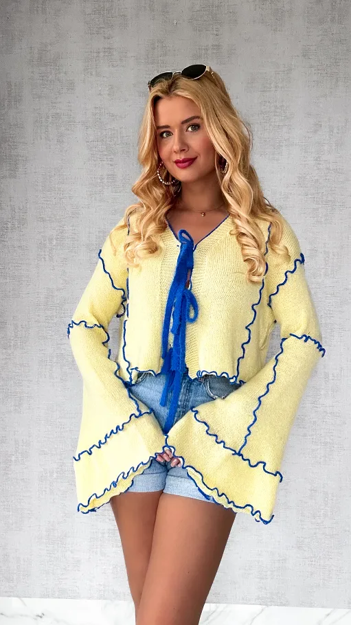 Żółty wiązany sweter wiosenny z niebieskim wykończeniem - P255B