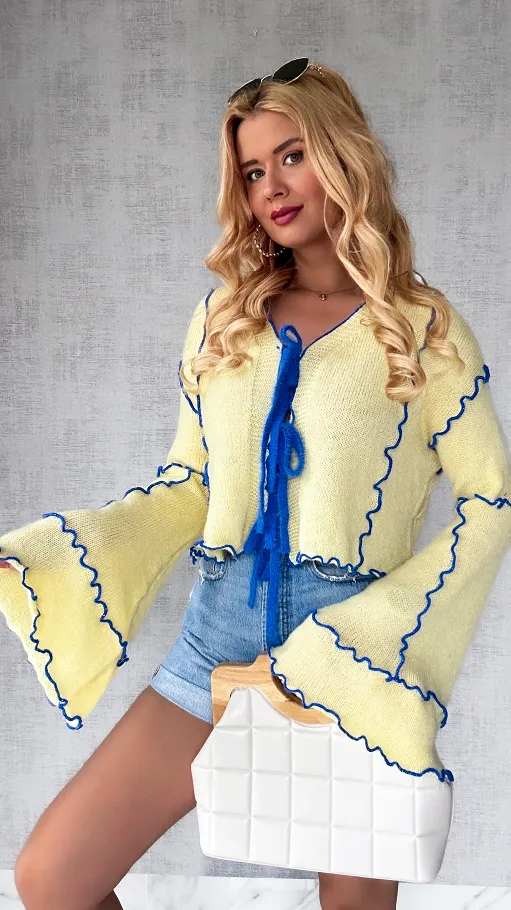 Żółty wiązany sweter wiosenny z niebieskim wykończeniem - P255B