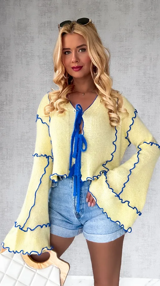 Żółty wiązany sweter wiosenny z niebieskim wykończeniem - P255B