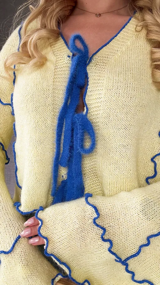 Żółty wiązany sweter wiosenny z niebieskim wykończeniem - P255B