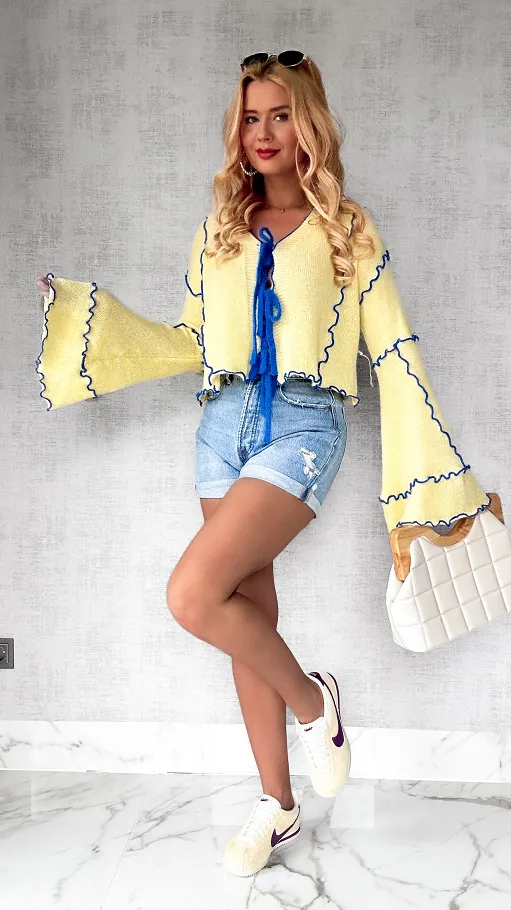 Żółty wiązany sweter wiosenny z niebieskim wykończeniem - P255B