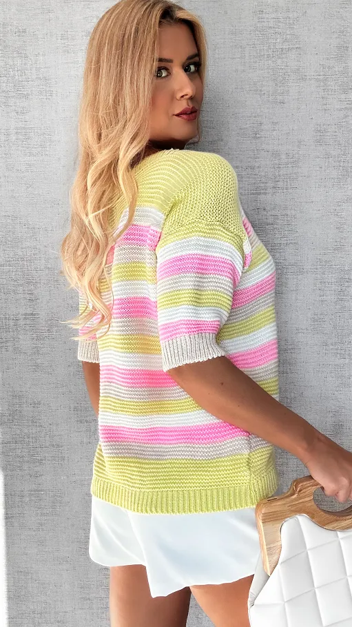 Lekki wiosenny sweter w pastelowe pasy z krótkim rękawem - P472