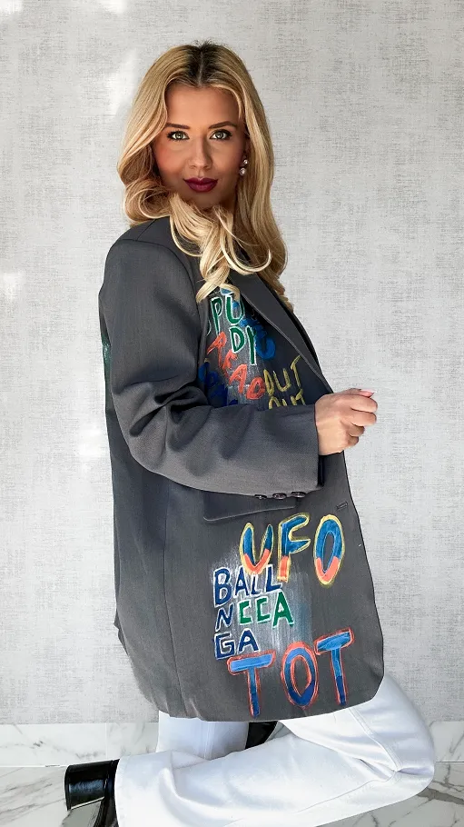 Idealna szara marynarka z kolorowym graffiti OVERSIZE - P552B