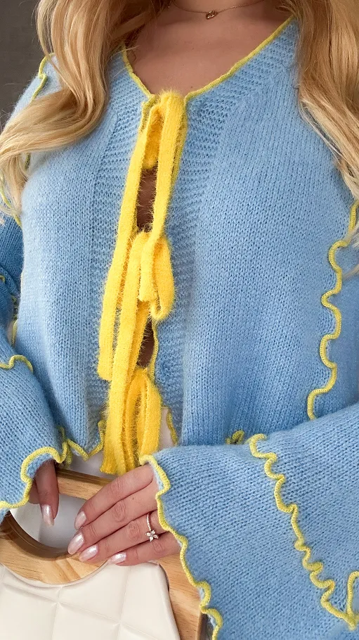 Niebieski wiązany sweter wiosenny z żółtym wykończeniem - P255A