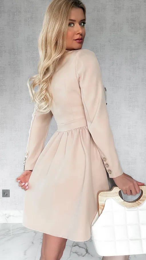 Elegancka beżowa sukienka ze złotymi guzikami - P592B