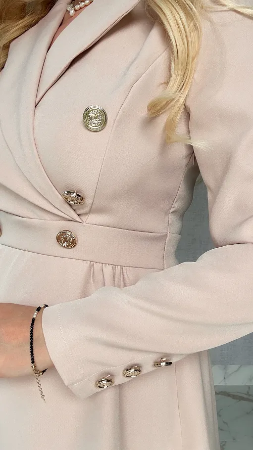 Elegancka beżowa sukienka ze złotymi guzikami - P592B