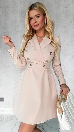 Elegancka beżowa sukienka ze złotymi guzikami - P592B