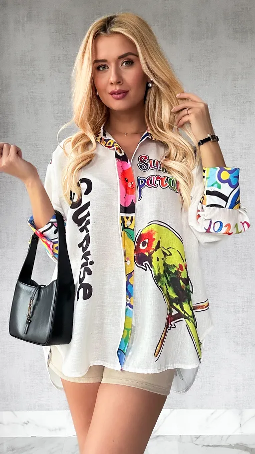 Asymetryczna jasna koszula z kolorową papugą OVERSIZE - P480
