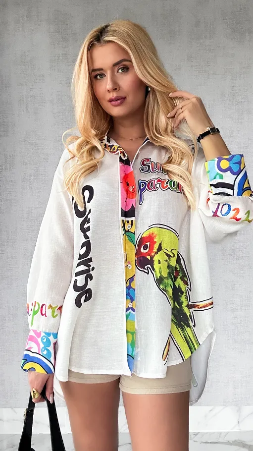 Asymetryczna jasna koszula z kolorową papugą OVERSIZE - P480