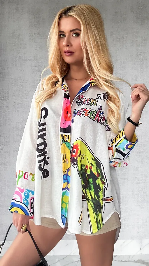 Asymetryczna jasna koszula z kolorową papugą OVERSIZE - P480