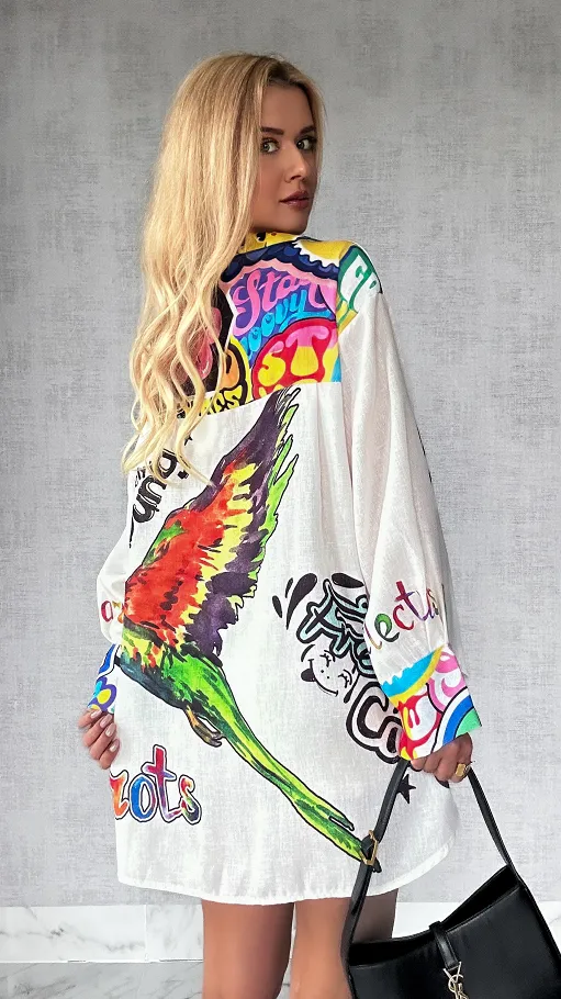 Asymetryczna jasna koszula z kolorową papugą OVERSIZE - P480