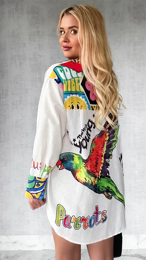 Asymetryczna jasna koszula z kolorową papugą OVERSIZE - P480