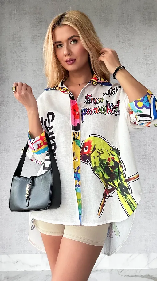 Asymetryczna jasna koszula z kolorową papugą OVERSIZE - P480
