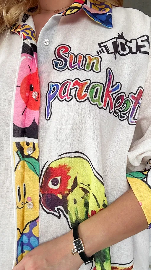 Asymetryczna jasna koszula z kolorową papugą OVERSIZE - P480