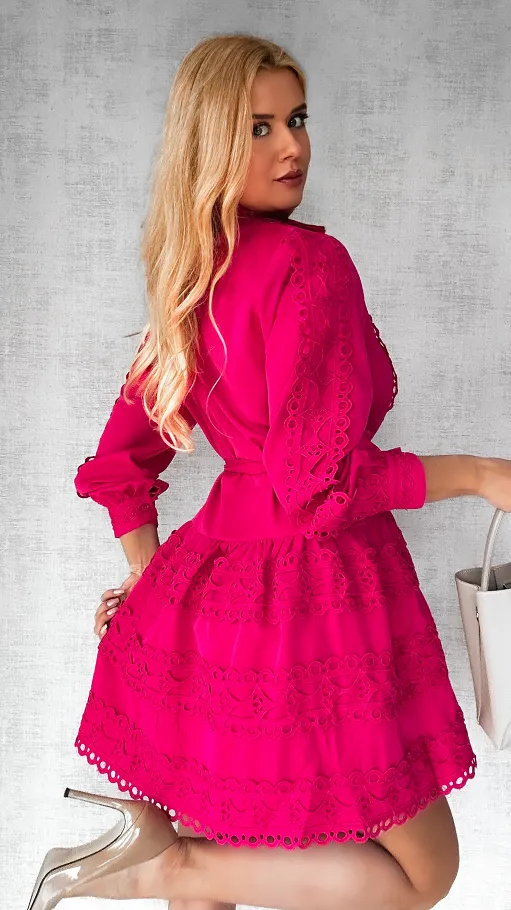 Elegancka sukienka zdobiona koronką w kolorze FUKSJI - P119