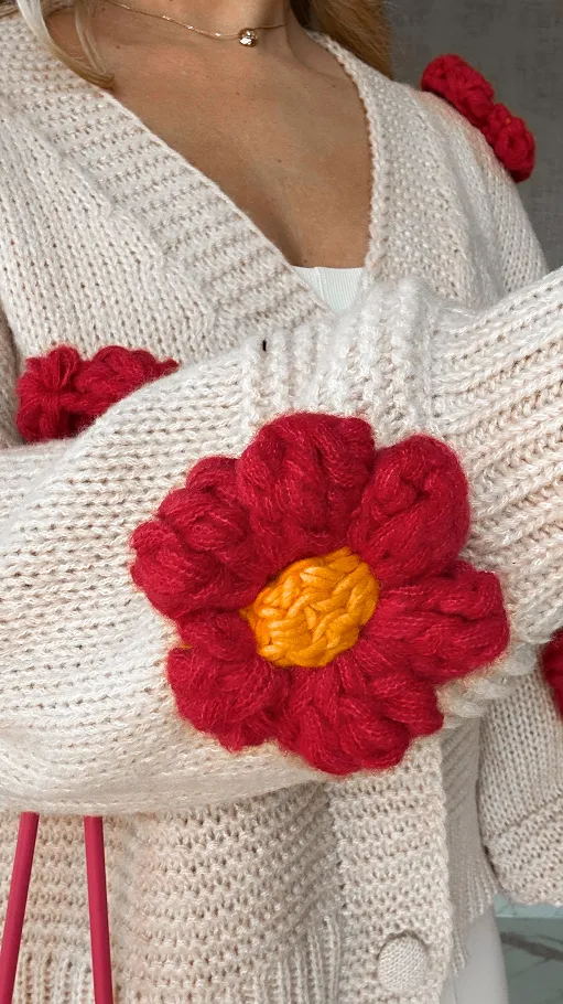 Ekskluzywny beżowy sweter kardigan w czerwone stokrotki - P156