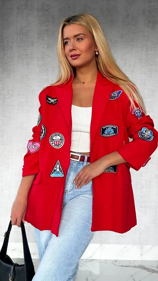 Idealna czerwona marynarka z naszywkami OVERSIZE - P273