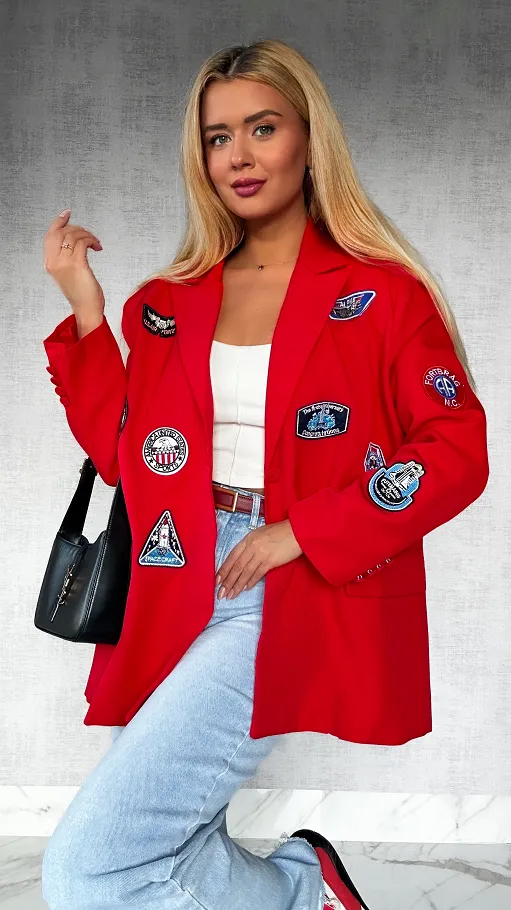 Idealna czerwona marynarka z naszywkami OVERSIZE - P273