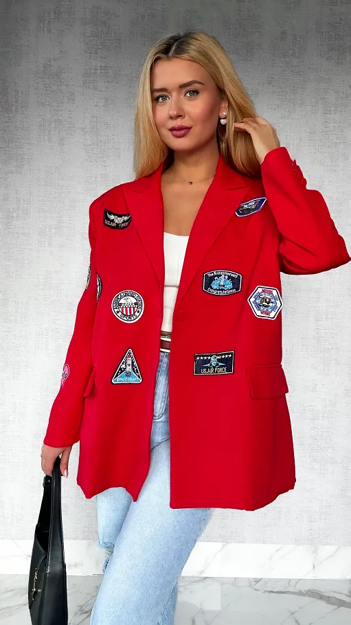 Idealna czerwona marynarka z naszywkami OVERSIZE - P273