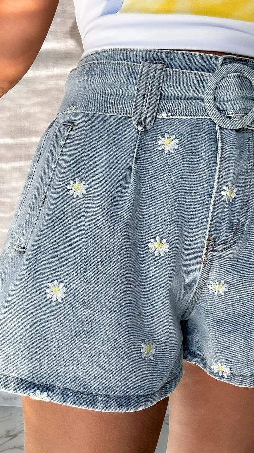 Szorty jeansowe w stokrotki z paskiem - P569