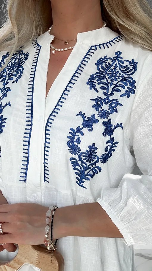 Biała bawełniana luźna sukienka z granatowymi haftami ONE SIZE - P455A