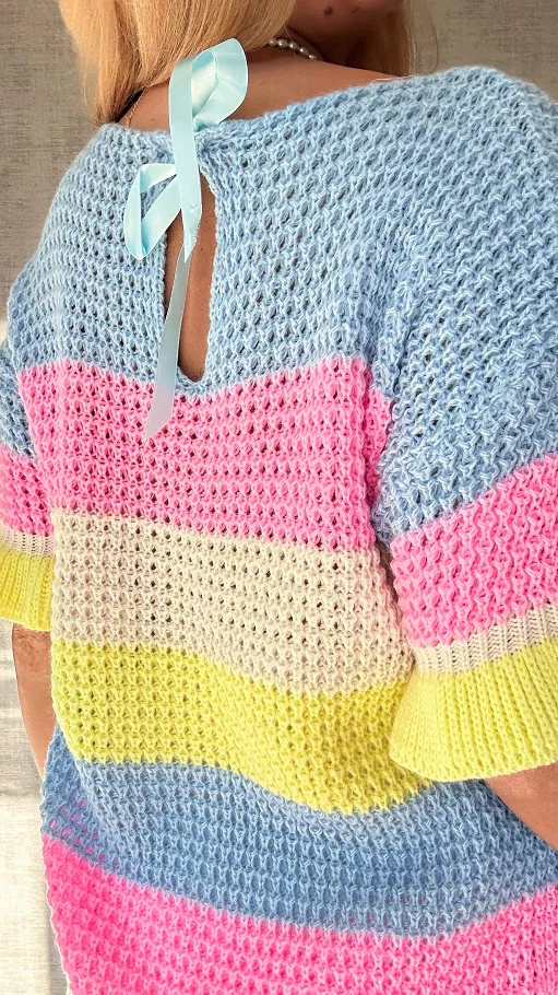 Wiosenny sweter w kolorowe pasy z krótkim rękawem - P504