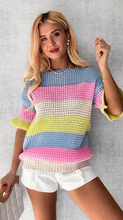 Wiosenny sweter w kolorowe pasy z krótkim rękawem - P504