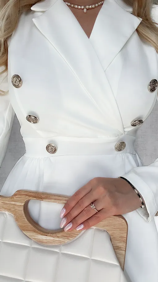 Elegancka biała sukienka ze złotymi guzikami - P592A