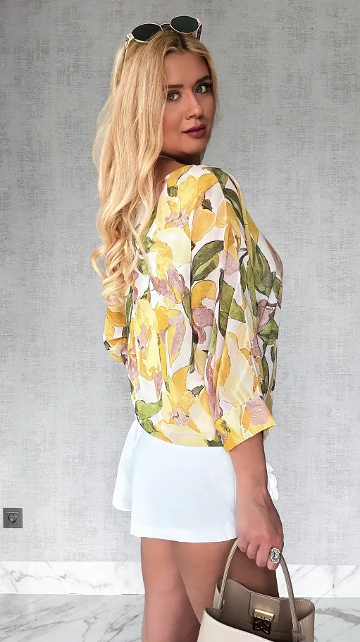 Bluzka w żółte kwiaty z bocznym wiązaniem ONE SIZE - P447