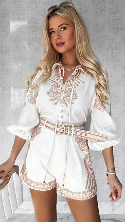 Elegancki biały komplet z paskiem BLUZKA + SPODENKI - P529